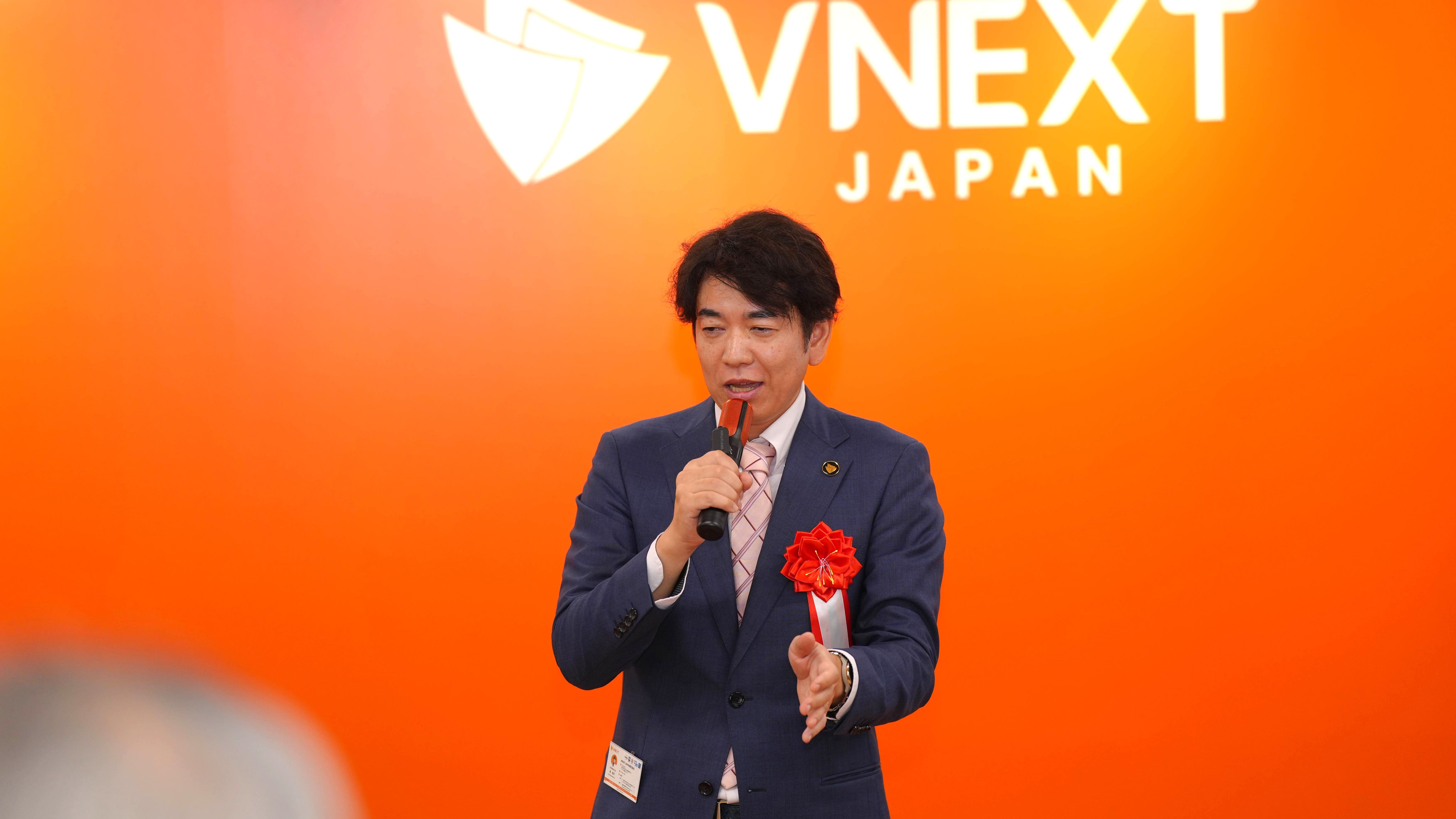 Mori Shuhei, CEO of VNEXT JAPAN, giving a speech at the new Tokyo office opening ceremony